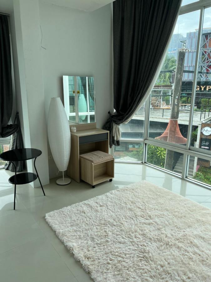 The Chu Cafe / Guesthouse Nai Harn Buitenkant foto